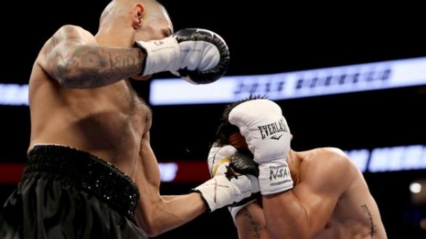 Heraldez golpea a Borrego. Fuente: Getty Images