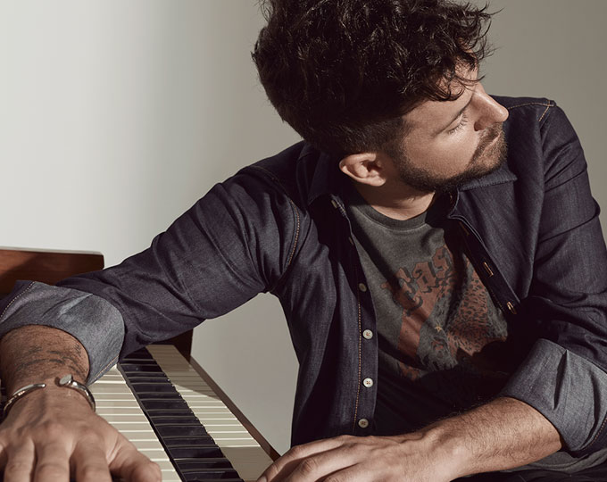 Pablo López junto a su piano. Foto: instagram.com