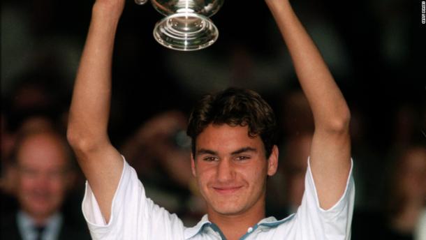 Federer levanta o troféu de Wimbledon de 1998/ Foto: Getty Images