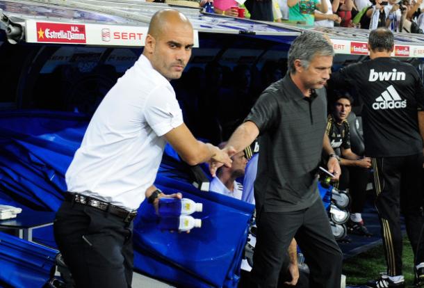 Guardiola y Mourinho se saludan sin apenas mirarse. Foto: Metro UK