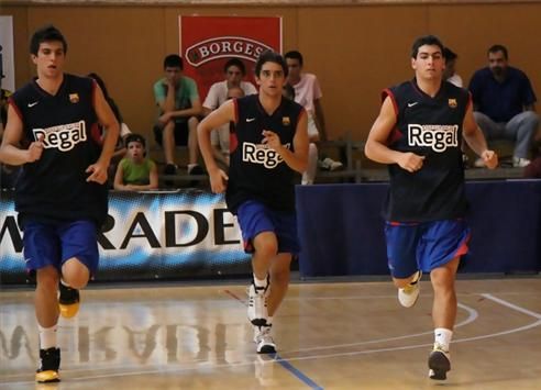 Ángel Aparicio durante un entrenamiento del Barça (izquierda del todo) | Foto: El Periódico Mediterráneo