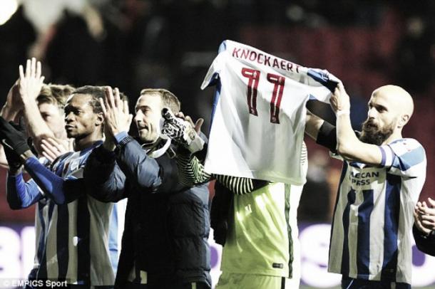 Los futbolistas del Brighton celebrando la victoria tras la muerte del padre de Knockaert. Foto: EMPICS SPORTS