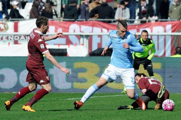 Milinkovic pelea el balón ante Belotti y Moretti | Foto: Lazio