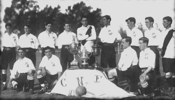 La plantilla de Nacional celebra los títulos logrados en 1915. Foto: historiadelmundial.com