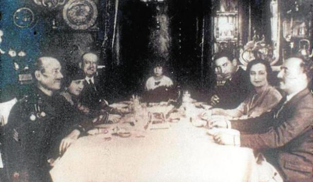 Captura de la cinta en la que aparecen Millán Astray, fundador de la Legión, frente al militar y dictador Francisco Franco. Foto: laverdad.es