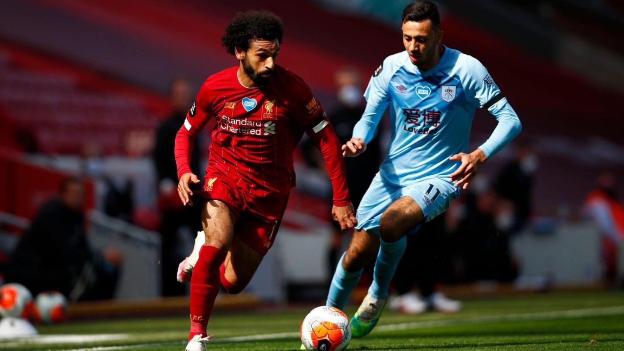 Salah en conducción ante McNeil. | Fuente: Premier League