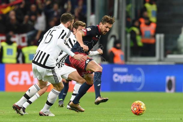 Cerci pelea un balón con Barzagli durante el Juventus-Genoa | Foto: Genoa