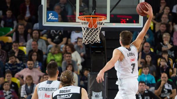 Luka realiza un mate ante el Bilbao Basket | Fotografía: acb.com