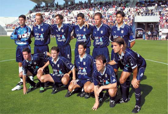 Con este once el Tenerife logró en 2001 su ascenso en Leganés. Fuente: clubdeportivotenerife.es