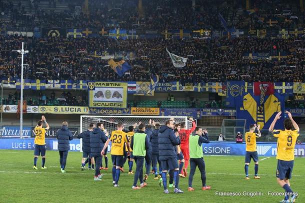 Los jugadores del Verona celebran la victoria con sus aficionados | Foto: Hellas Verona
