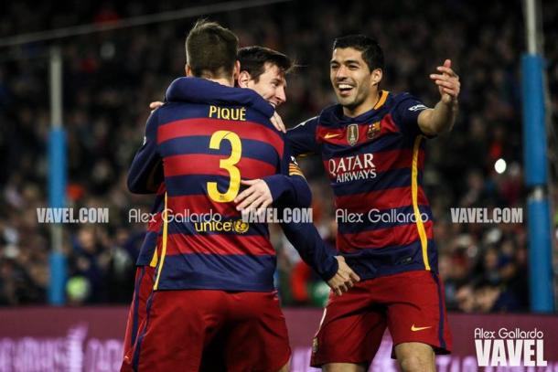 Otro recital de Messi. Foto: Piqué, Messi y Suárez, actores del segundo gol, celebrándolo. Alex Gallardo (VAVEL)