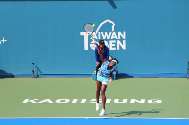 Venus Williams serving to Misaki Doi. | Photo: Taiwan Open