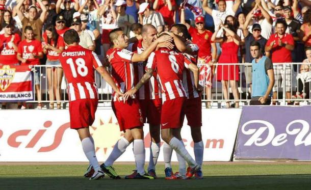 Los jugadores del Almería se abrazan en el ascenso a Primera de 2013. | Foto: 20minutos.es