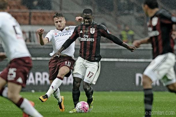 Immobile trata de arrebatarle el balón a Zapata | Foto: AC Milan