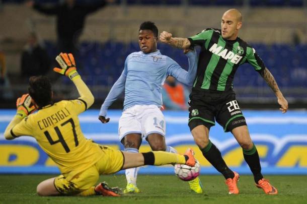 Keita trata de anotar ante Consigli | Foto: Lazio