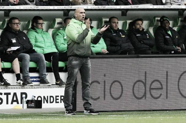 Schubert tries to rally his troops. | Image source: Borussia.