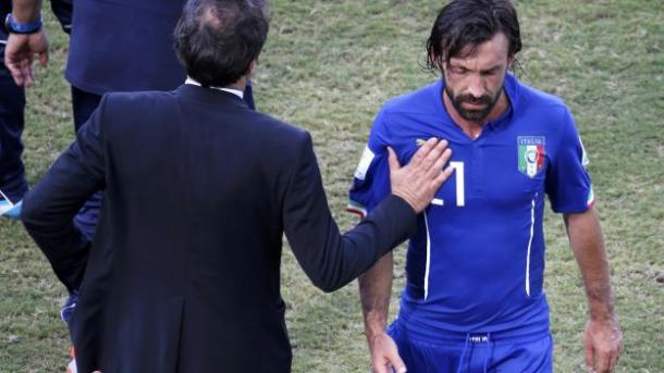Prandelli consuela a Pirlo tras la eliminación del Mundial | Foto: AFP