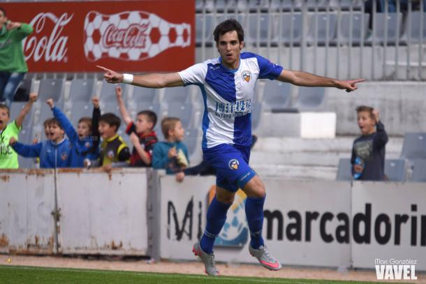Manel Martínez en la celebración del gol | Foto: Marc González Alomà, VAVEL.