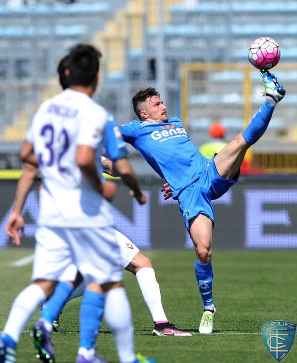 Tonelli se hace con la pelota con un acrobático control | Foto: Empoli