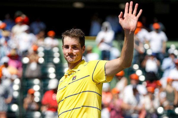 John Isner waves to the crowd after winning the Miami Open. Photo: Michael Reaves/Getty Images