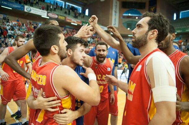 Los jugadores del UCAM Murcia celebran la victoria ante el Valencia Basket | Foto: UCAM Murcia