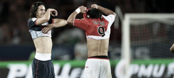 Cavani y Falcao intercambiando camisetas. Foto: (ligue1.com)