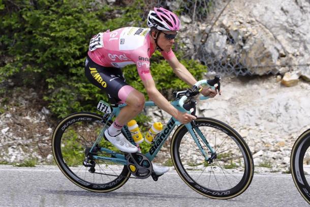 Kruijswijk en un momento del descenso, su gran criptonita en este Giro | Foto: LottoNL - Jumbo