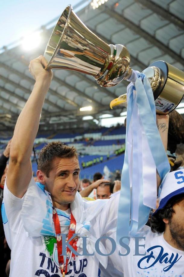 Klose levanta la Coppa ante la Curva Nord | Foto: Lazio