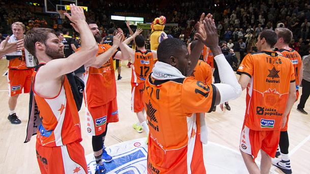 Los jugadores del Valencia Basket celebran la victoria ante el Iberostar Tenerife | Foto: ACB
