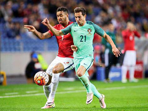 Cédric tem sido uma ajuda importante na defesa | Foto : Facebook Oficial do jogador