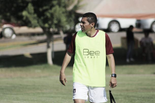 Ramon Morales dirigiendo su primera practica/Foto Club Coras F.C.