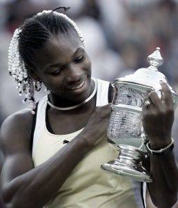 Serena Williams dos Estados Unidos segurando o seu primeiro trofeu do US Open em 1999. Foto: Getty Images/Timothy A. Clary