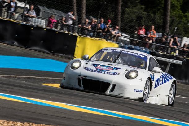 Porsche da Mentos Racing larga na frente na classe GTE. (Foto: Michelin GT3 LMS Cup)