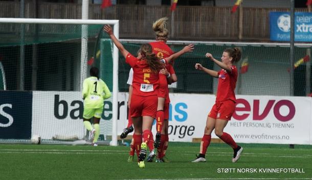 Røa celebrate their win over Sandviken last week. Can Medkila capitalise on their poor form? (Photo: Støtt Norsk Kvinnefotball)