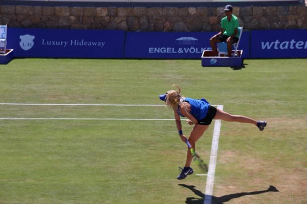 Eugenie Bouchard serves at her second round match at the Mallorca Open (Photo: Mallorca Open)