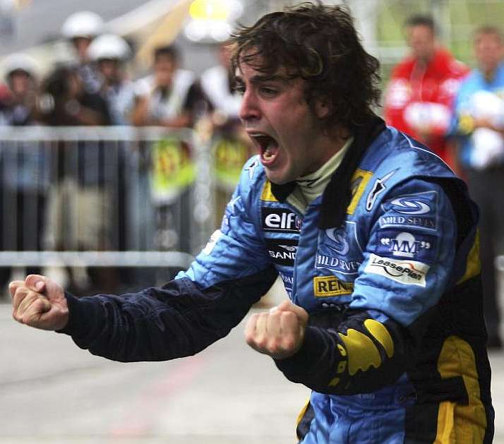 Celebración de Fernando Alonso tras lograr su primer Campeonato en Fórmula 1 / Fuente: Marca