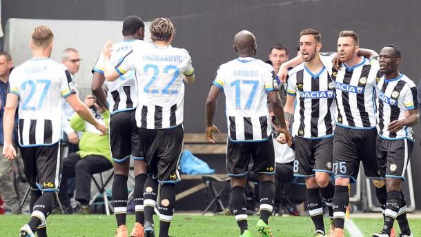 L'Udinese tutta ad abbracciare Bruno Fernandes dopo i gol al Napoli. Fonte: LaPresse.