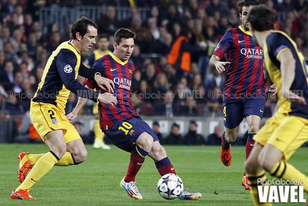 Messi, entre jugadores del Atlético de Madrid. Fuente: Apo Caballero (vavel)