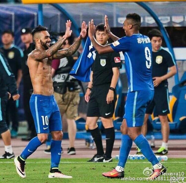 Alex Teixeira é o destaque do Jiangsu Suning e tem quatro gols na Super Liga Chinesa (Foto: Reprodução/ Weibo)