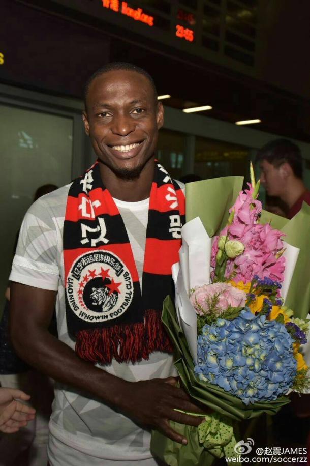 Anthony Ujah foi recebido com festa pelos torcedores do Liaoning (Foto: Reprodução/ Weibo e Twitter/@chinabrfutebol)