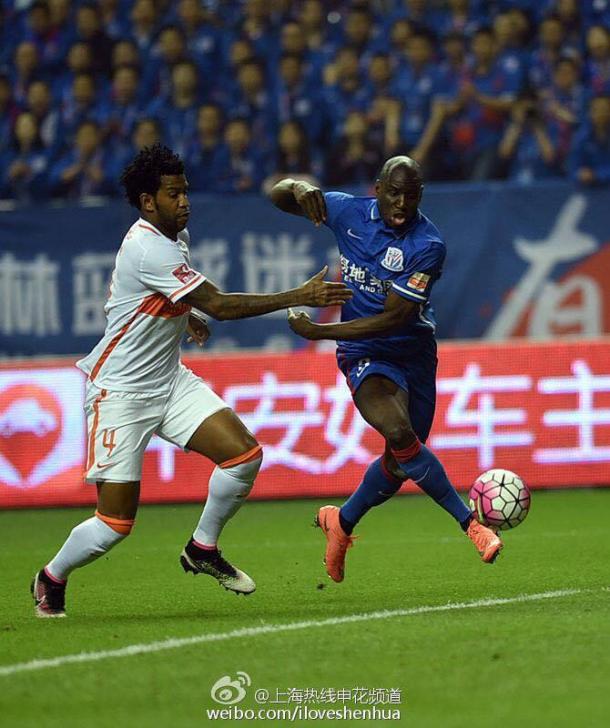 Demba Ba é o artilheiro da Super Liga Chinesa com larga vantagem para seus oponentes (Foto: Reprodução/ Weibo)