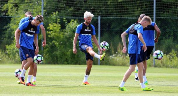 The Lads keeping an eye on the ball. | Photo: SAFC