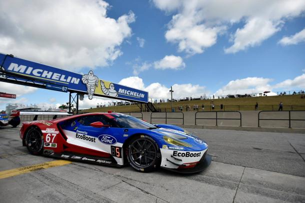 Mesmo com 15 quilos a mais, estratégia garantiu vitória da Ford na classe GTLM. (Foto: IMSA)