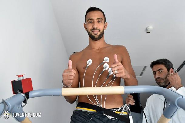 Il marocchino durante le visite mediche odierne. (fonte immagine: Juventus.com)