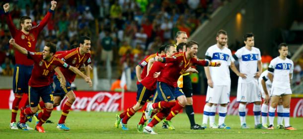Los jugadores españoles celebran la clasificación a la final, en el fondo los jugadores italianos disgustados tras caer derrotados. Fuente: cadenaser.com