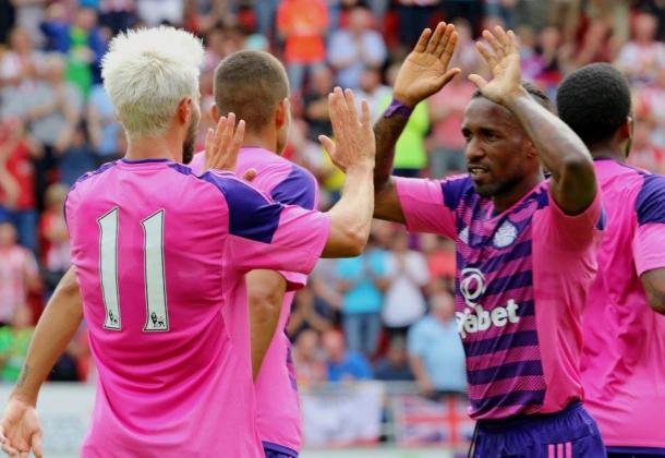 Defoe (right) celebrating a second consecutive win. | Photo: SAFC