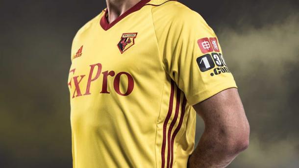 En la camiseta del Watford la manga izquierda está reservada para el sponsor 138.com | Foto: Watford