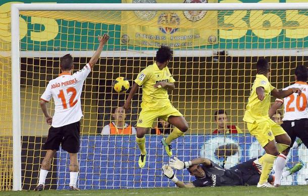 Giovani dos Santos, marcando uno de sus goles contra el Valencia (2013/2014) | Foto: Marca
