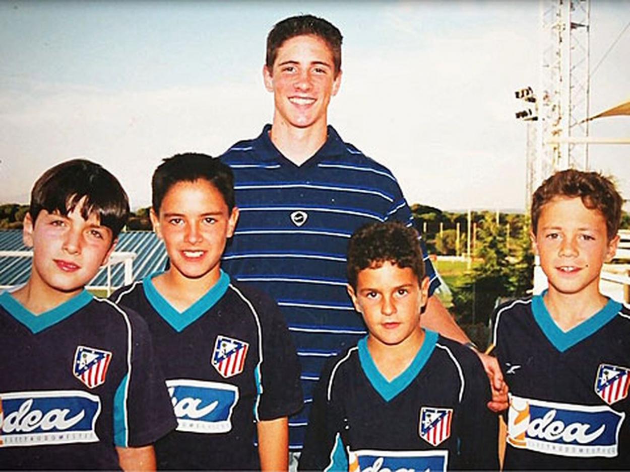 Koke y algunos jugadores del alevín del Atleti junto a Torres // Foto: @FTorres9 Instagram