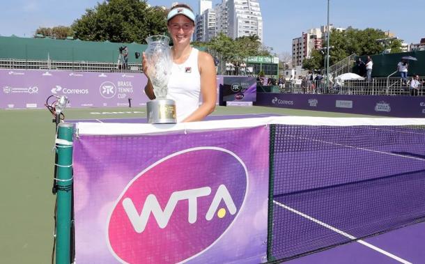 Begu poses with her third career trophy after the conclusion of the final in Florianopolis. Photo credit: Cristiano Andujar.